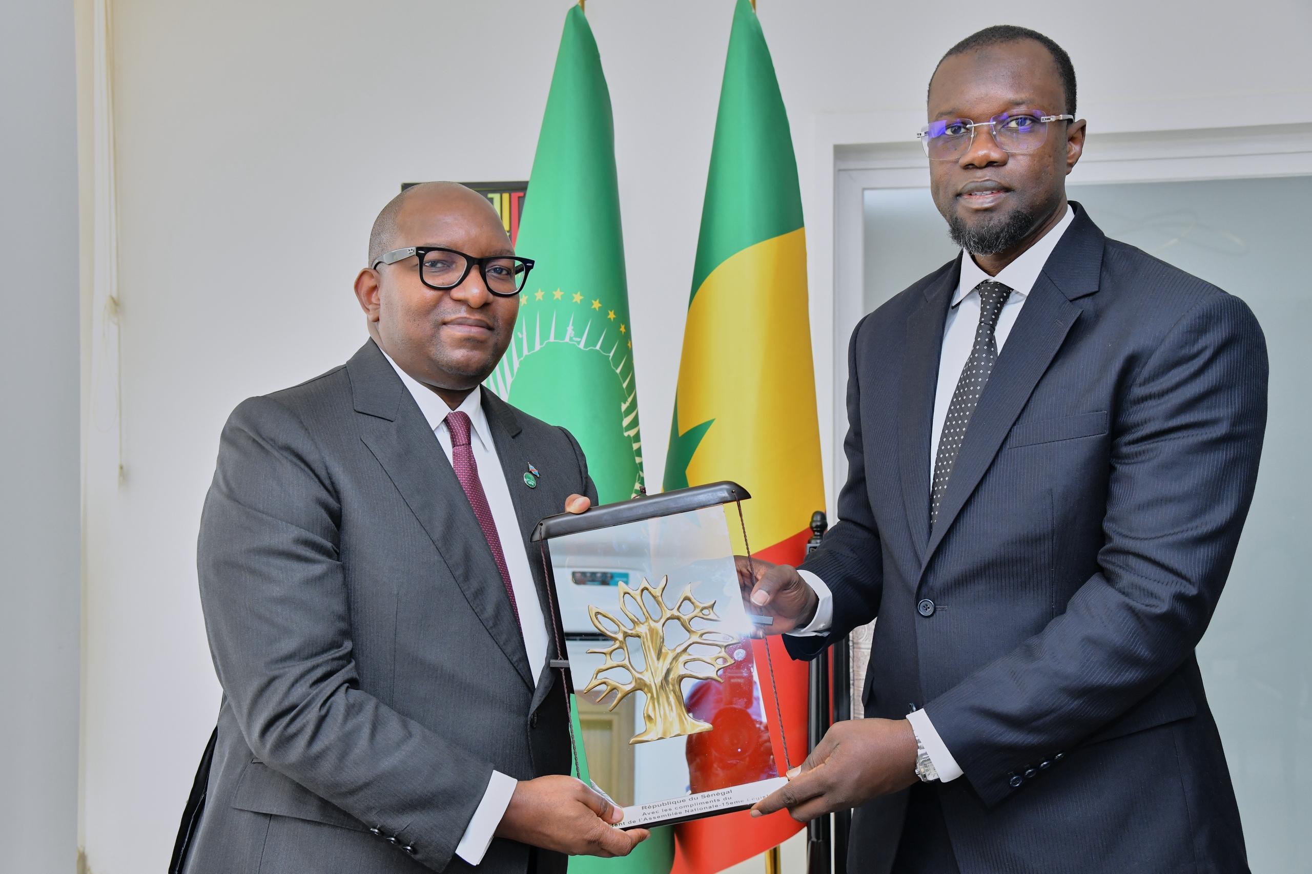 Ousmane sonko et jean-michel sama lukonde discutent réforme de l’union parlementaire africaine