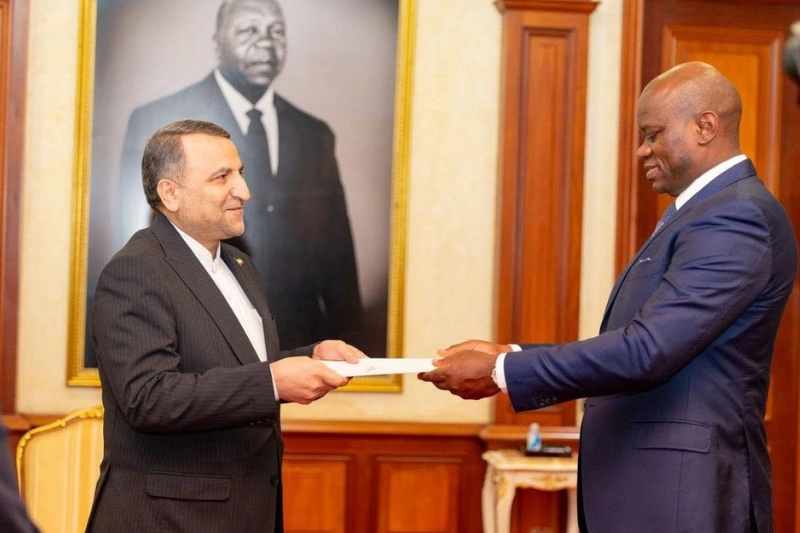 Cinq nouveaux ambassadeurs présentent leurs lettres de créance au président gabonais