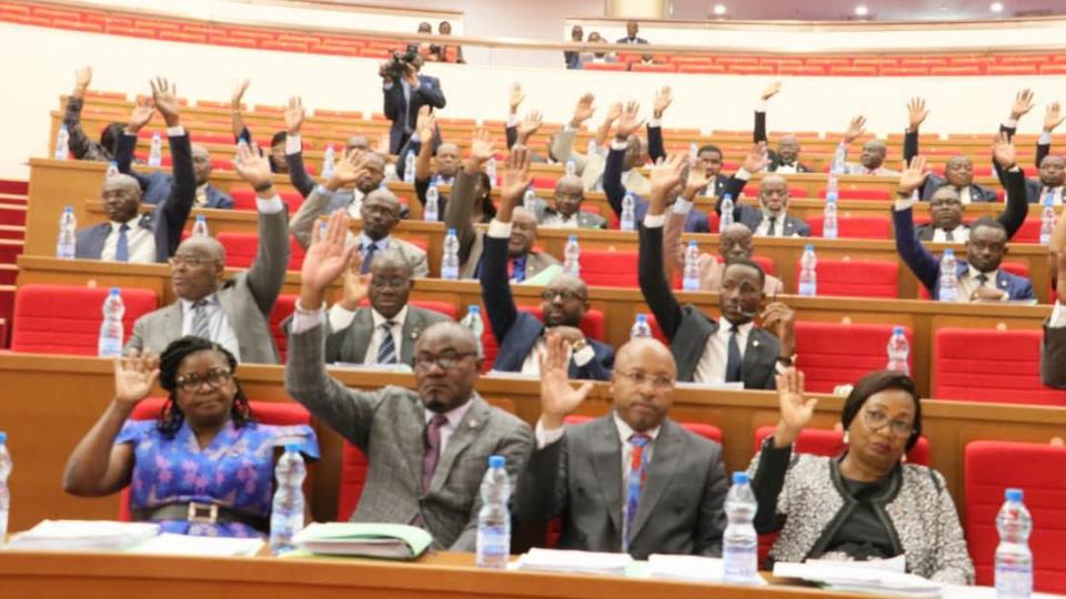 Marathon législatif au Gabon : l&rsquo;Assemblée nationale adopte dix-huit projets de loi