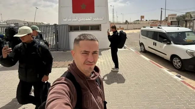 manifestation pour l'indépendance du Sahara occidental avec une femme brandissant le drapeau du territoire