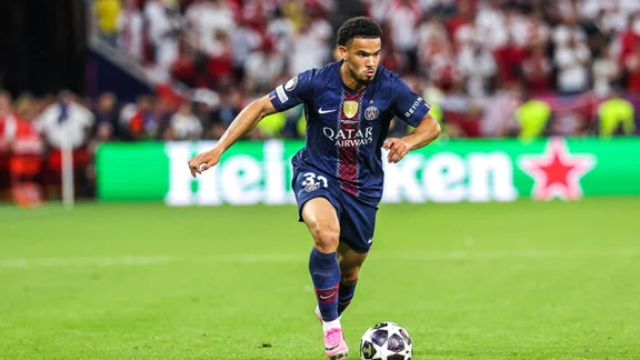 Warren Zaïre-Emery et Luis Enrique lors d'un match du PSG