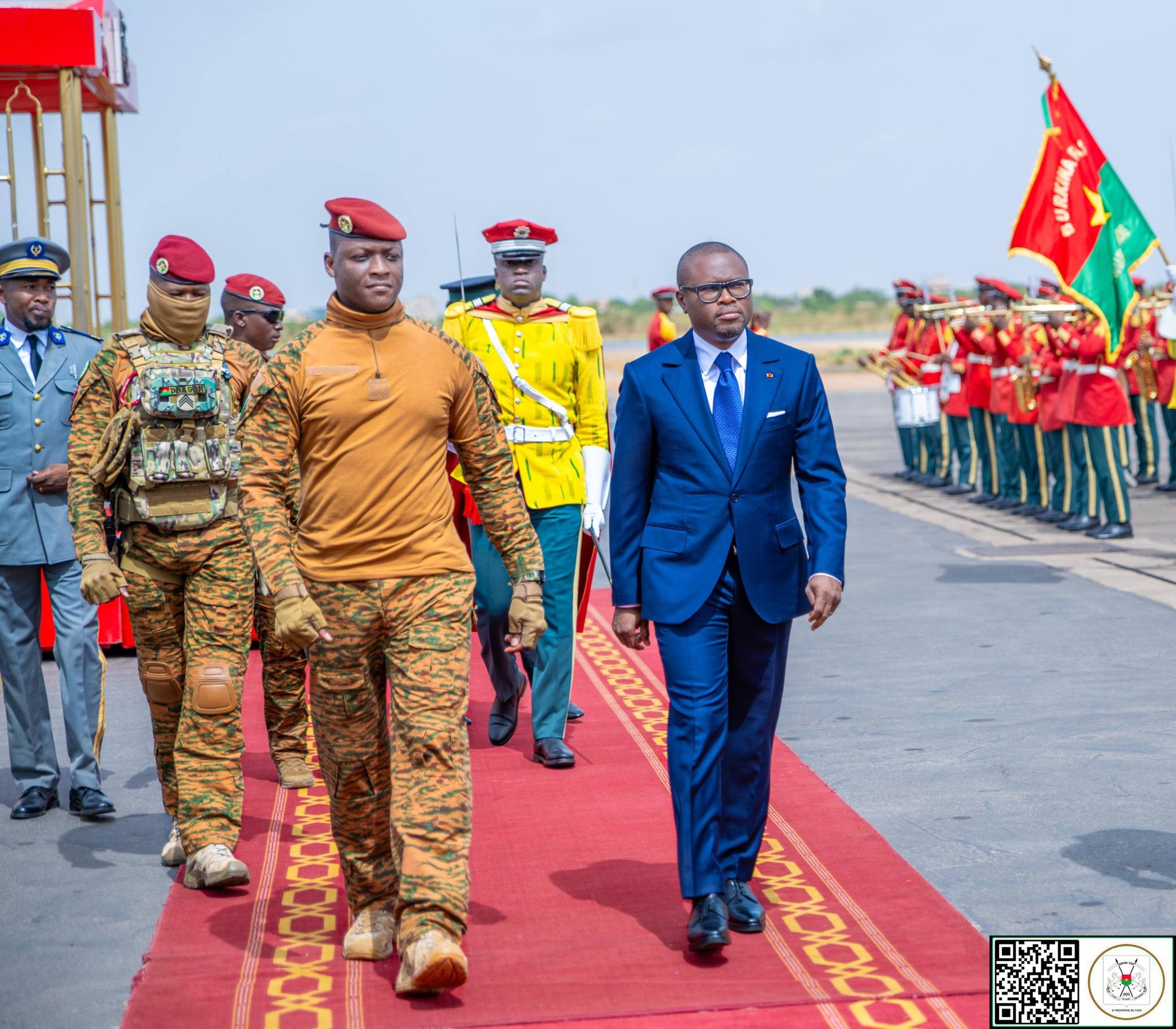 Le Président Ibrahim Traoré accueillant son homologue béninois