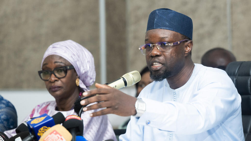 Ousmane Sonko s'exprimant lors d'une conférence de presse à Dakar le 2 juin