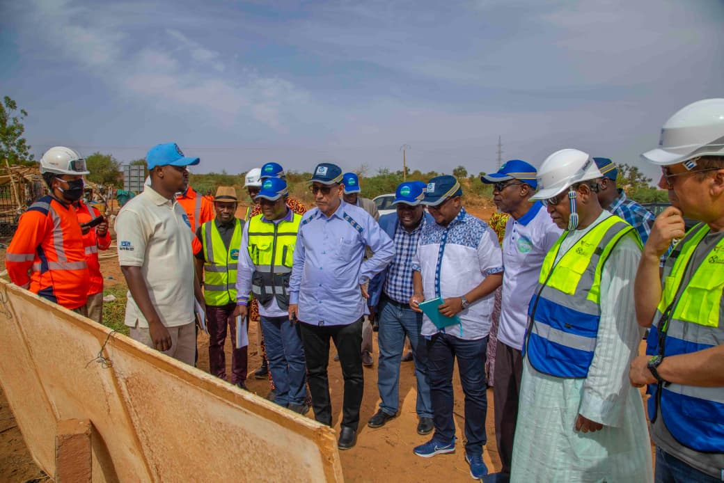 Visite d'un chantier de construction d'usine d'eau potable à Niamey