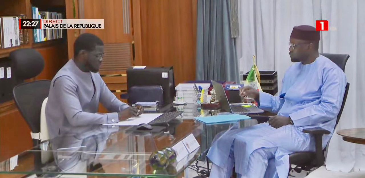Portrait du président Bassirou Diomaye Faye et d'Ousmane Sonko lors d'une réunion politique