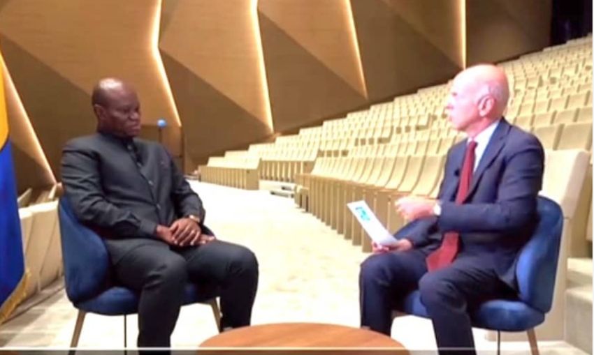 Oligui Nguema en entretien avec un journaliste