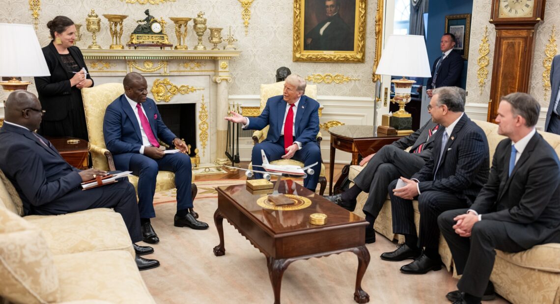 Les présidents Oligui Nguema et Donald Trump lors d'un entretien à la Maison Blanche