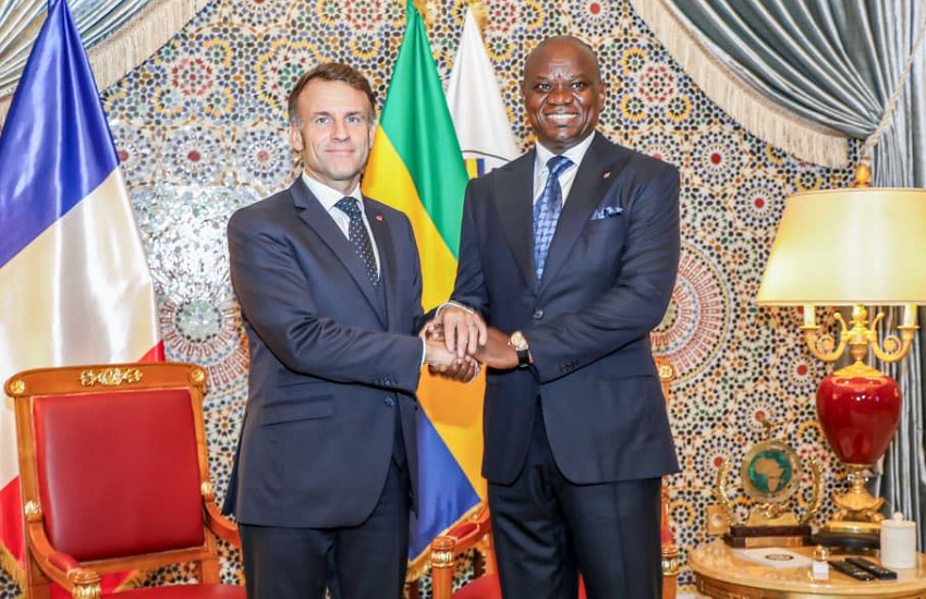 Emmanuel Macron et Brice Clotaire Oligui Nguema lors d'une réunion diplomatique