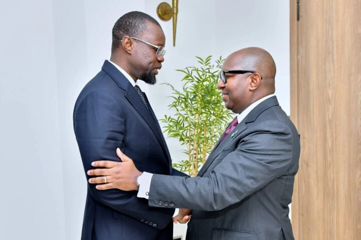 Ousmane Sonko et Jean-Michel Sama Lukonde Kyenge en discussion à l'Assemblée nationale