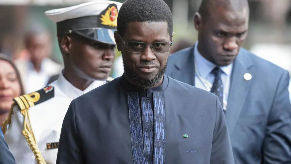 Portrait de Bassirou Diomaye Faye lors d'un discours officiel au Sénégal
