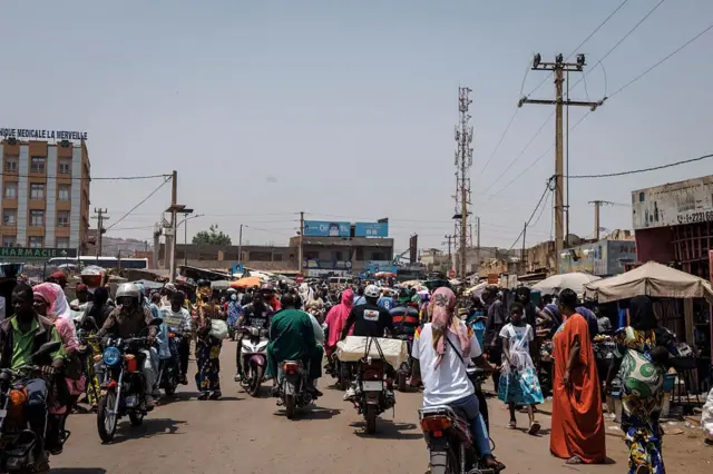 Scène de marché animée au Mali