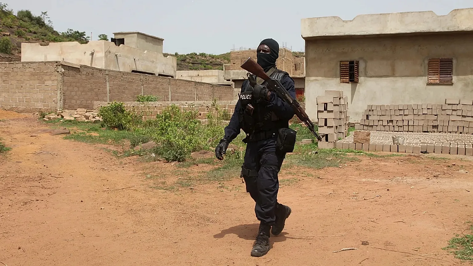 Un policier malien assure la surveillance devant un complexe touristique à Bamako