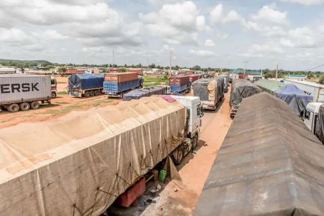 Files de camions bloqués à la frontière Bénin-Niger en 2023, illustrant les conséquences économiques de la crise