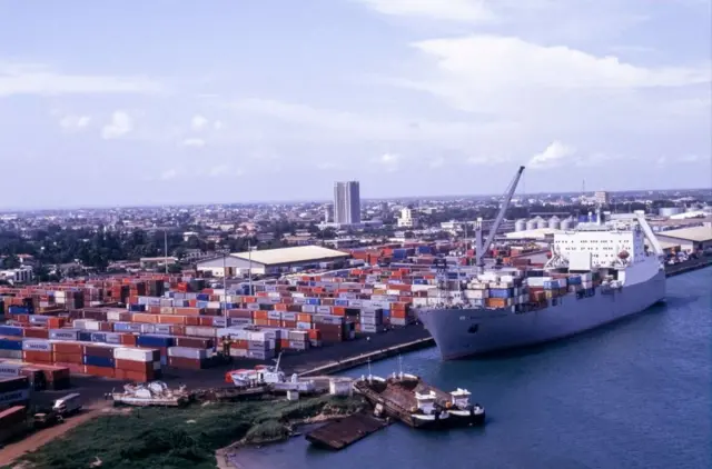 Port de Cotonou à l'arrêt, symbole des pertes économiques liées à la fermeture de la frontière