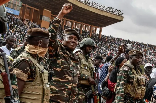 Manifestation anti-Françafrique au Niger après le coup d'État de 2023, illustrant les tensions régionales