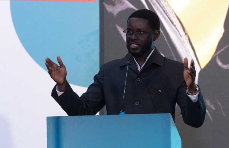 Le président Bassirou Diomaye Faye face à une recomposition politique inédite au Sénégal