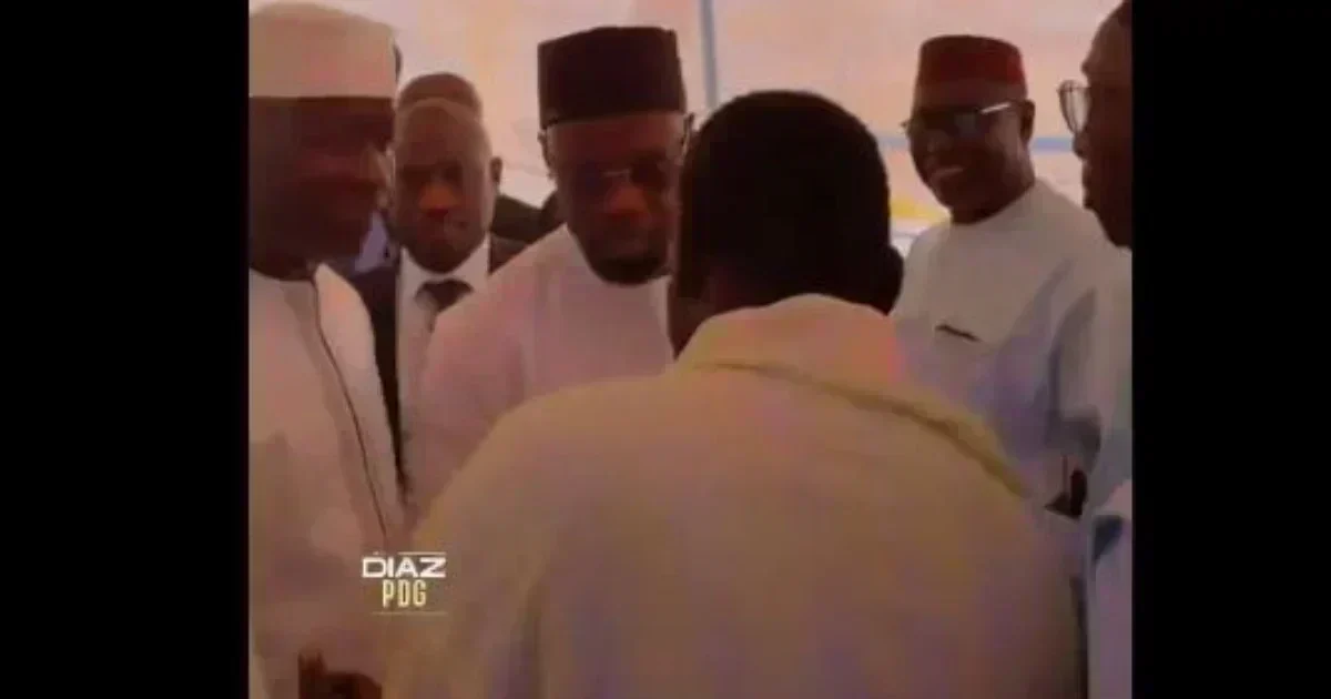 Ousmane sonko rend hommage au jaraaf papa youssou ndoye à ouakam