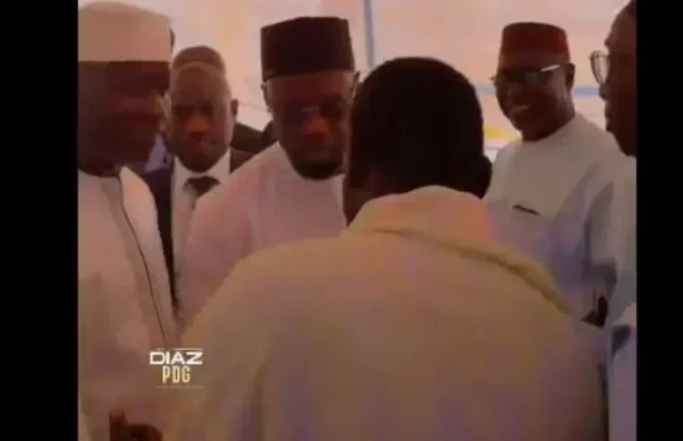 Ousmane sonko rend hommage à la famille du jaraaf papa youssou ndoye à ouakam