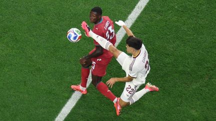Affrontement entre un joueur espagnol et un latéral portugais lors du choc des 8es de finale