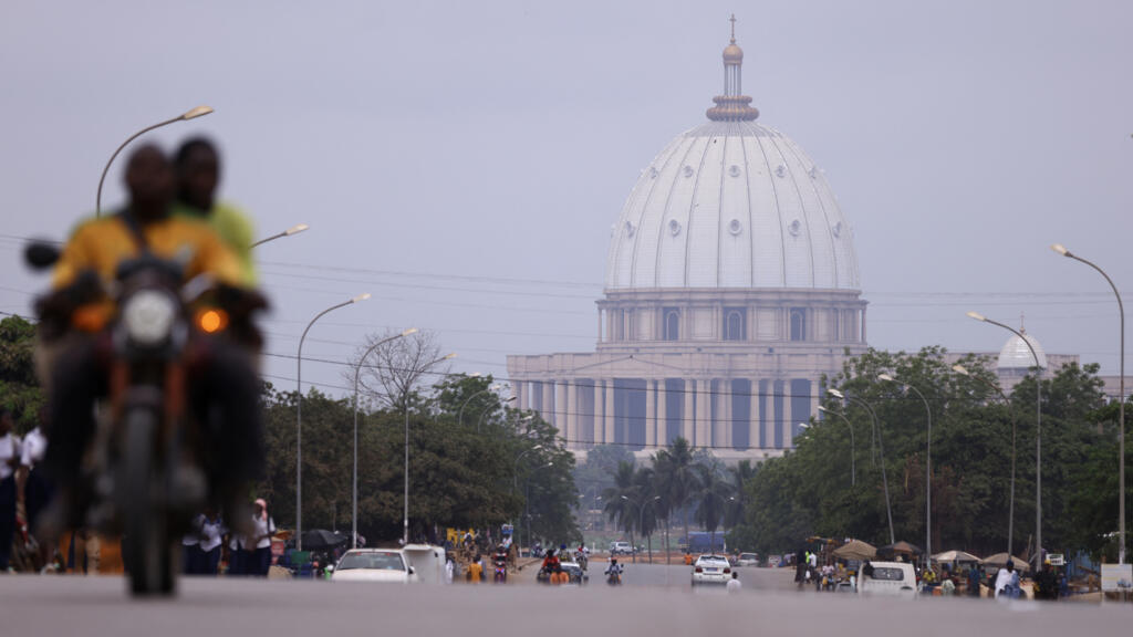 Vue aérienne de la basilique Notre-Dame de la Paix à Yamoussoukro, symbole de la transformation urbaine de la capitale politique ivoirienne.