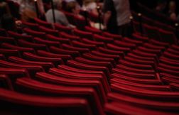 Des fauteuils du Grand Rex vendus à Paris à partir de 30 euros