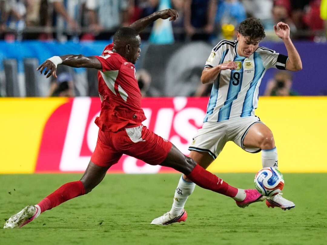 Julian Alvarez célèbre son but décisif en prolongation contre la Suisse.