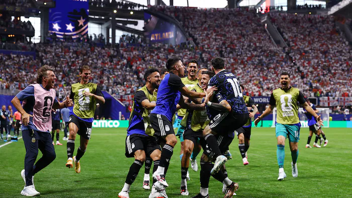 Des joueurs de soccer argentins célèbrent une victoire en demi-finale du Mondial