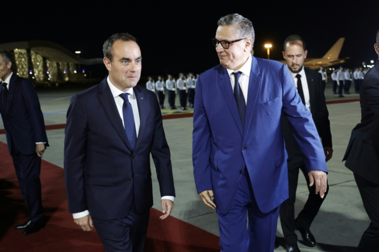 Le Premier ministre français Sébastien Lecornu accueilli par son homologue marocain Aziz Akhannouch à l'aéroport de Rabat-Salé