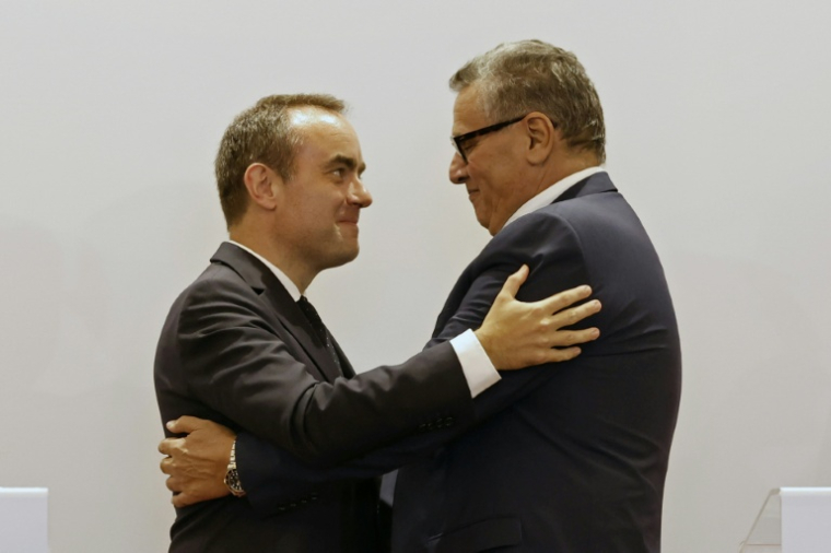 Le Premier ministre français Sébastien Lecornu (g) et son homologue marocain Aziz Akhannouch lors d'une accolade à l'issue d'une conférence de presse