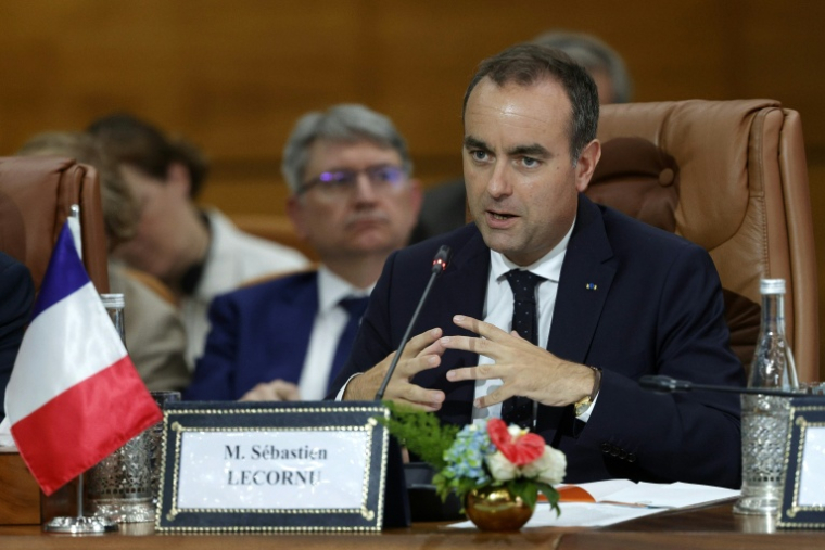 Le Premier ministre français Sébastien Lecornu lors d'une séance plénière avec des ministres marocains à Rabat