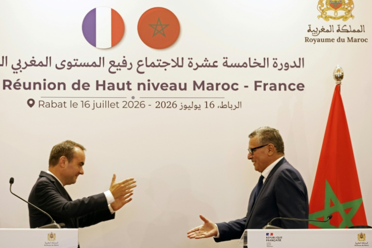 Le Premier ministre français Sébastien Lecornu (g) et son homologue marocain Aziz Akhannouch à l'issue d'une conférence de presse au ministère des Affaires étrangères à Rabat