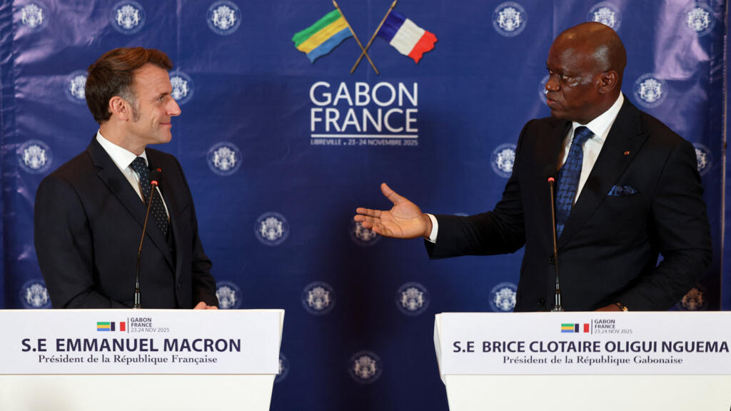 Le président gabonais Brice Oligui Nguema et son homologue français Emmanuel Macron lors d'une conférence de presse commune à Libreville, en novembre 2025.
