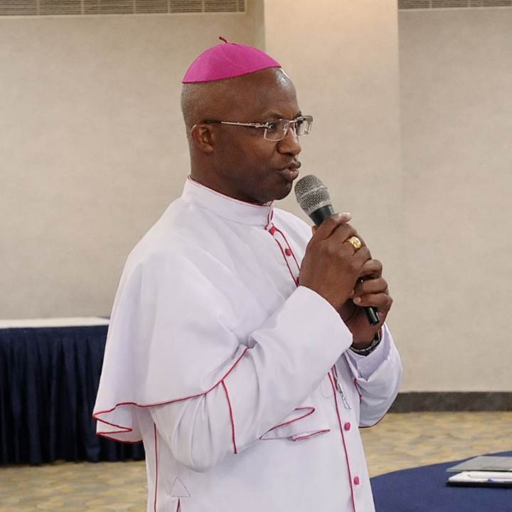Portrait de Monseigneur Laurent Lompo, président de la SPI, lors du forum de Niamey