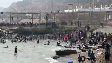 Des migrants traversant à la nage la frontière entre le Maroc et l'enclave espagnole de Ceuta
