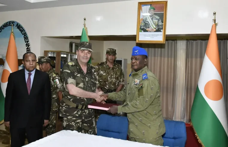 Quatre hélicoptères offerts à l&rsquo;armée nigérienne à Niamey