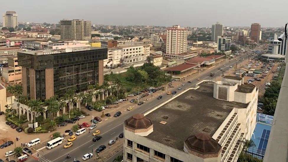 agents recenseurs vérifiant les données lors d'une séance de recensement au Cameroun