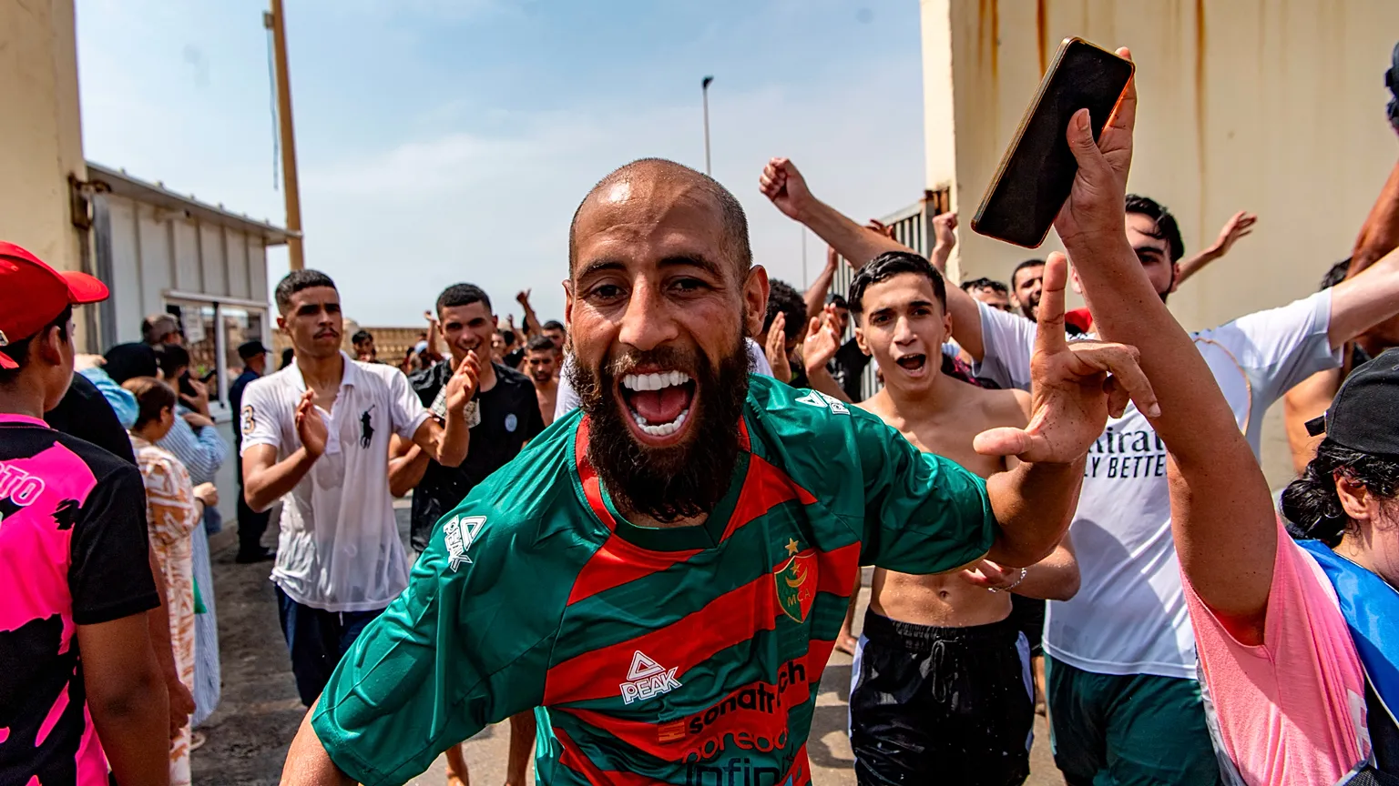 Des migrants traversent la frontière maroco-espagnole pour rejoindre Ceuta, enclave espagnole au nord du Maroc. (Photo : AP/Antonio Sempere)