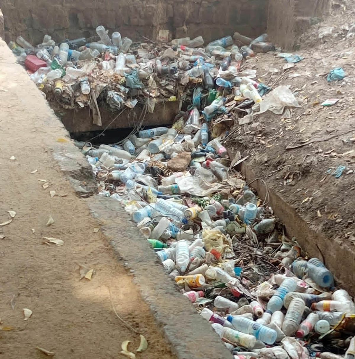 Vue d’un dépotoir de plastiques à N’Djamena