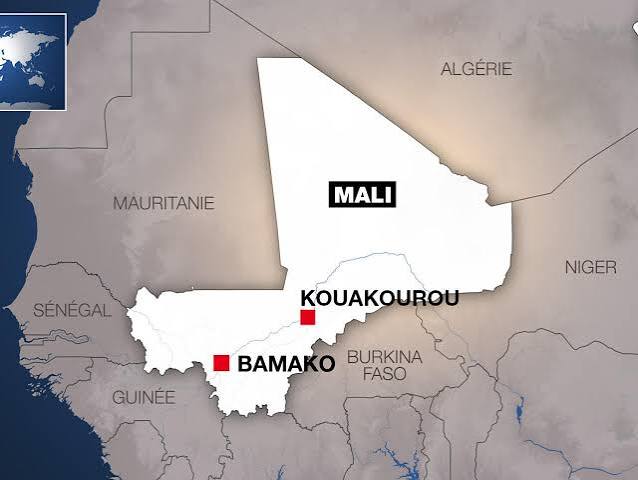 Déplacés du Mali dans un camp de fortune après avoir fui Kouakourou