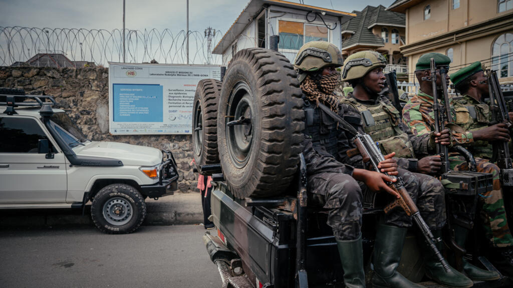 Des soldats de l'AFC/M23 patrouillent près du laboratoire Rodolphe Mérieux de l'Institut national de recherche biomédicale (INRB) à Goma, en mai 2026.