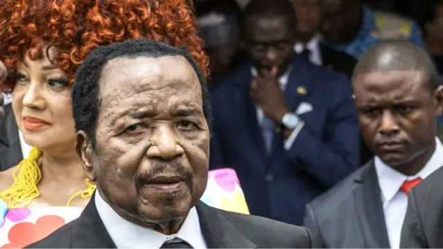 Paul Biya entouré de responsables camerounais et de son épouse Chantal Biya lors d'une visite officielle