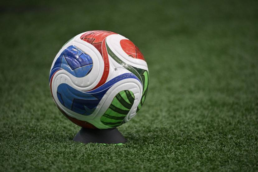 Ballon de football sur un terrain
