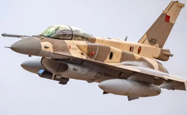 Un avion de chasse F-16 marocain, symbole de la coopération militaire entre les deux pays.