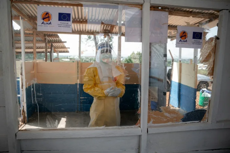 Soignants en combinaison de protection contre l'épidémie d'Ebola en RDC