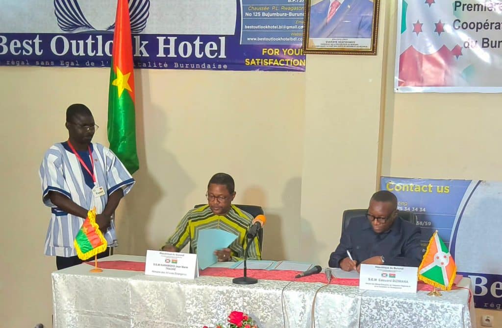 Photo officielle de la cérémonie de signature des accords entre le Burkina Faso et le Burundi