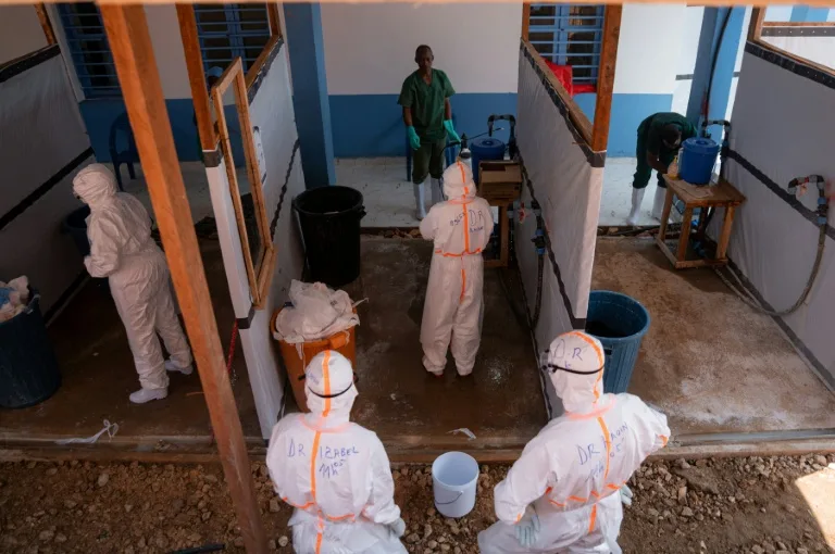 Un soignant en équipement de protection individuelle face à l'épidémie d'Ebola en RDC