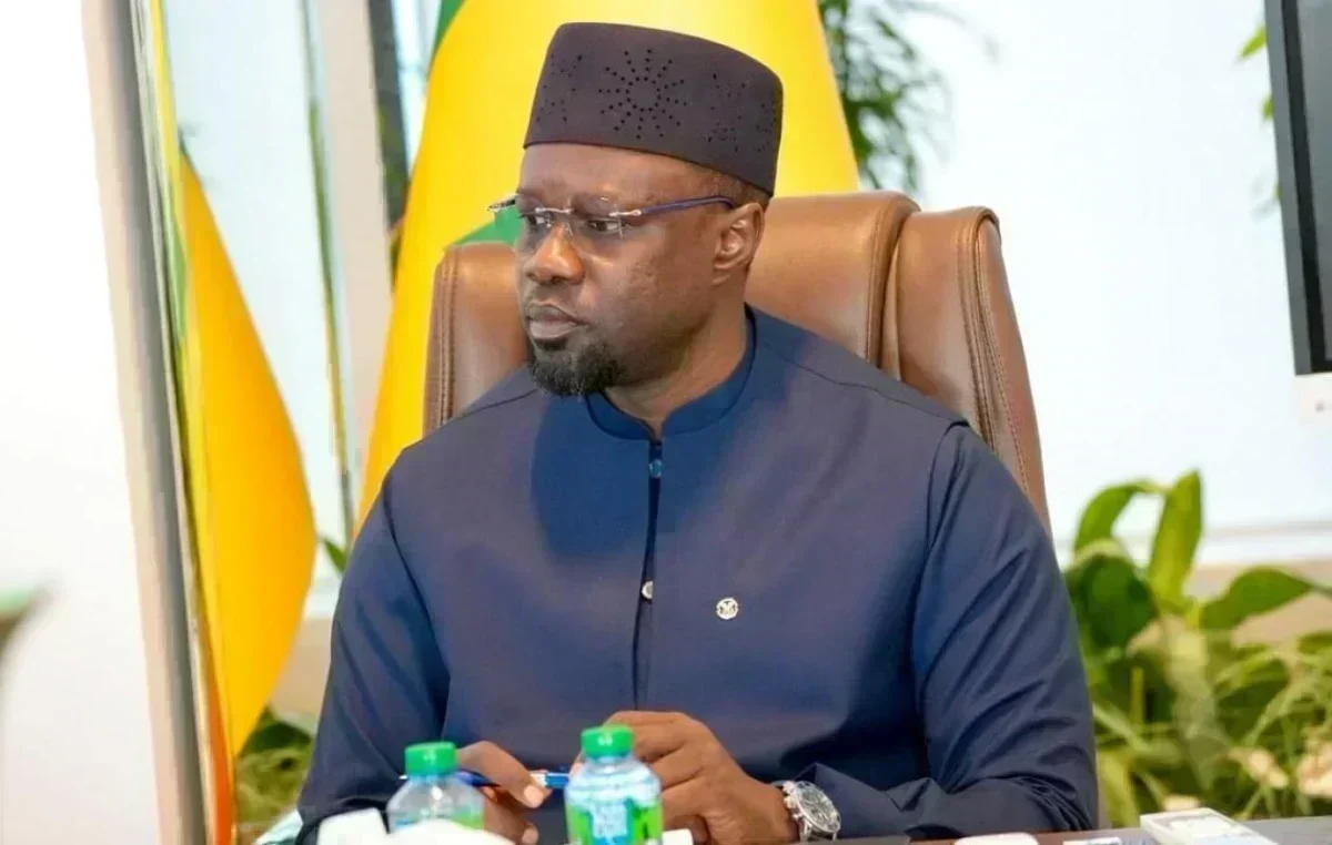 pompe à essence au Sénégal avec flèche indiquant hausse des prix